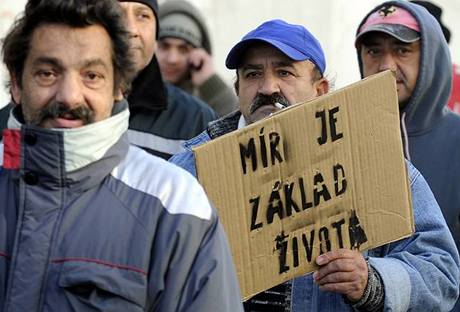 Romové mli nápisy jako "Mír je základ ivota".